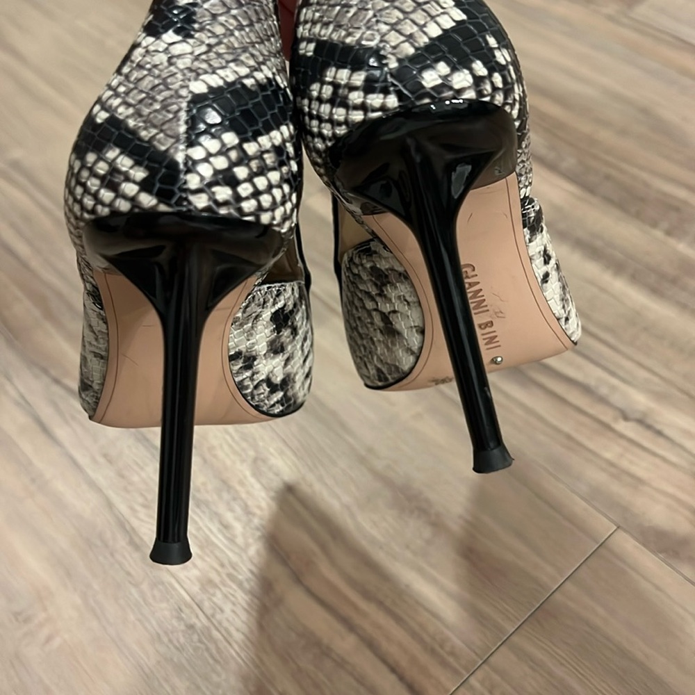 Snakeskin Patterned Heels - Picture 4 of 4